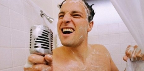 los_beneficios_al_cantar_en_la_ducha