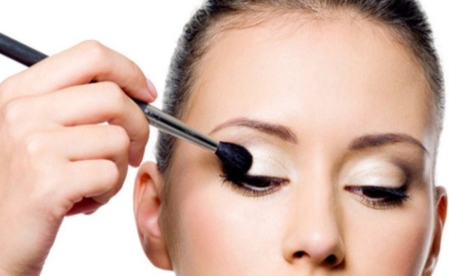 Applying-eye-shadow-Correctly