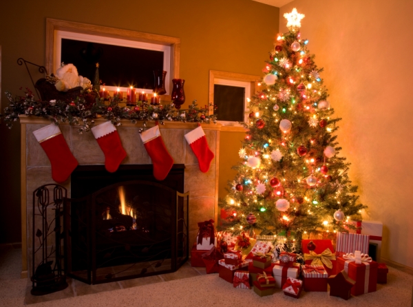 Traditional-Christmas-Tree-Setting-with-fireplace1
