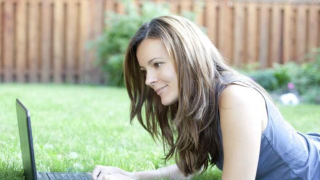 woman-on-grass-on-laptop-136394006970803901-141029151835