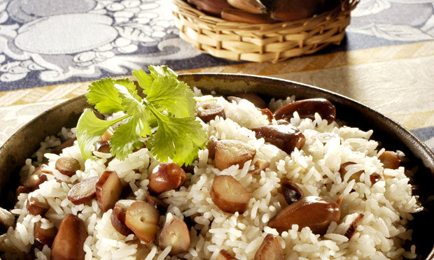 receita-arroz-com-pinhao-Confira 5 receitas de pinhão para você fazer em casa-pitacos-e-achados